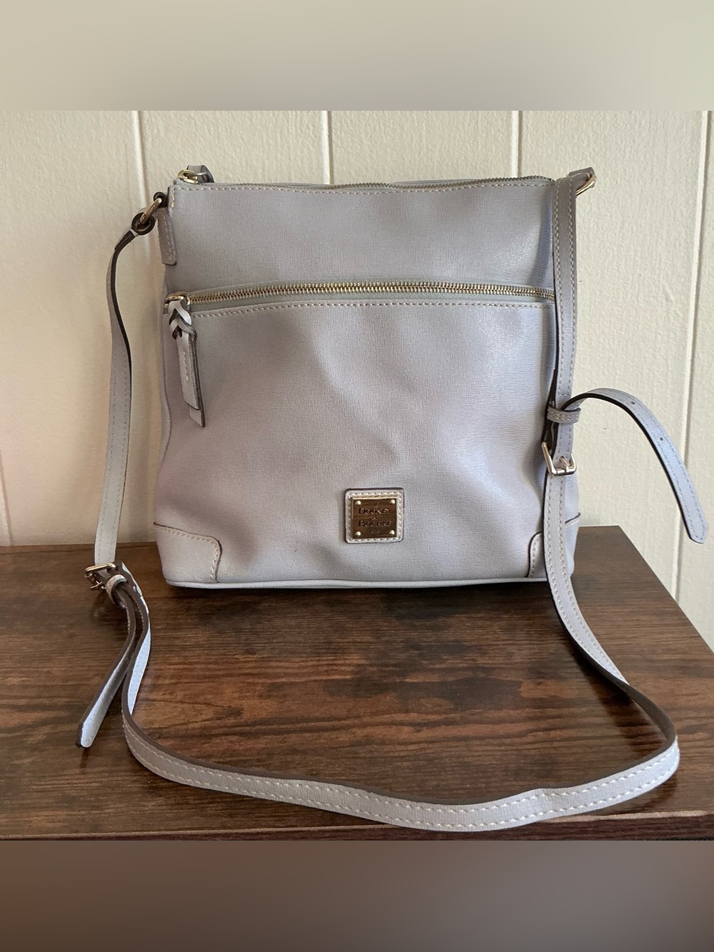A Rare Beautiful Dooney & Bourke Gray Pebble Grain Leather Crossbody Handbag Bag